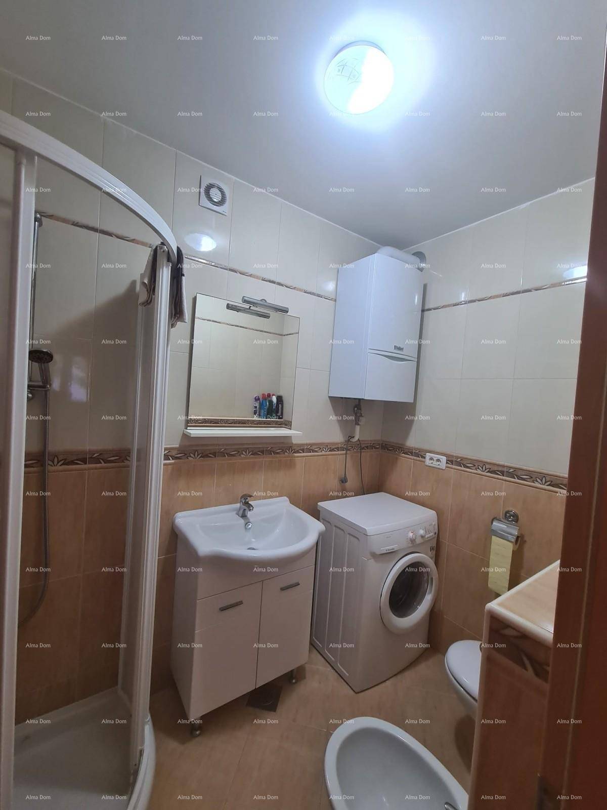 Funktionales Badezimmer mit Duschkabine, Waschbecken, Toilette und Bidet, gefliest.
