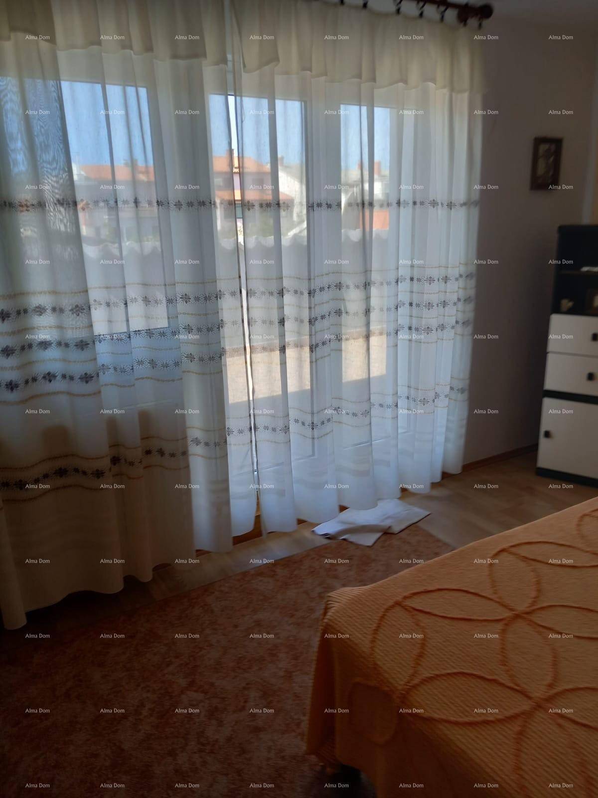Schlafzimmer mit Zugang zu einem Außenbereich und einem gemütlichen Bett.