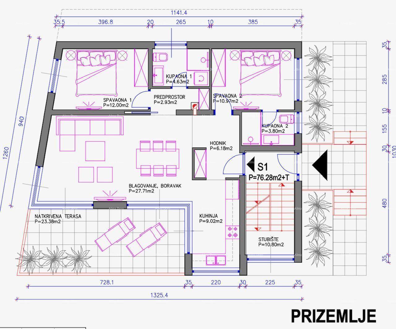 Grundriss des Erdgeschosses mit Wohnbereich, Küche, Schlafzimmern und überdachter Terrasse.