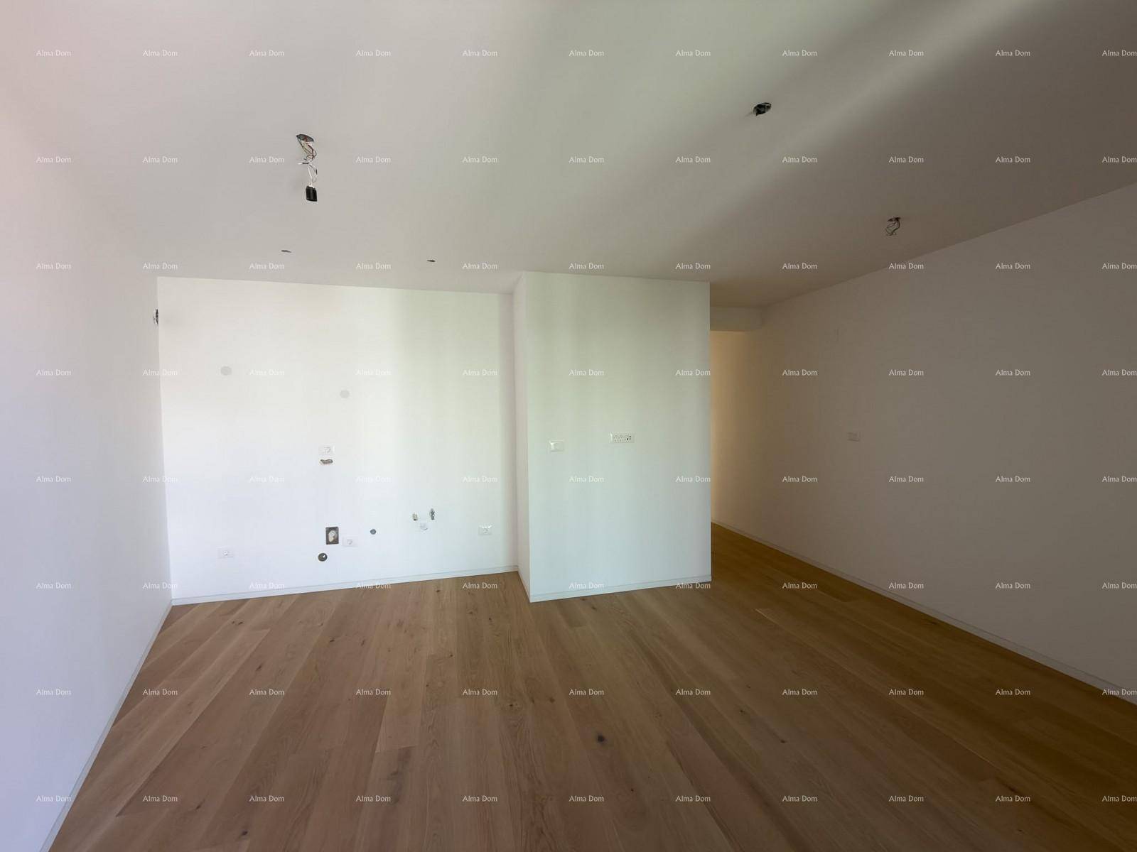 Geräumiger Wohnbereich mit Holzboden und vielen Anschlüssen für eine moderne Einrichtung.