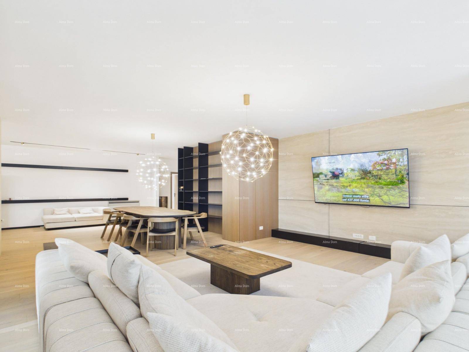 Gemütlicher Wohnbereich mit großem Sofa, Holztisch und Essbereich im Hintergrund.