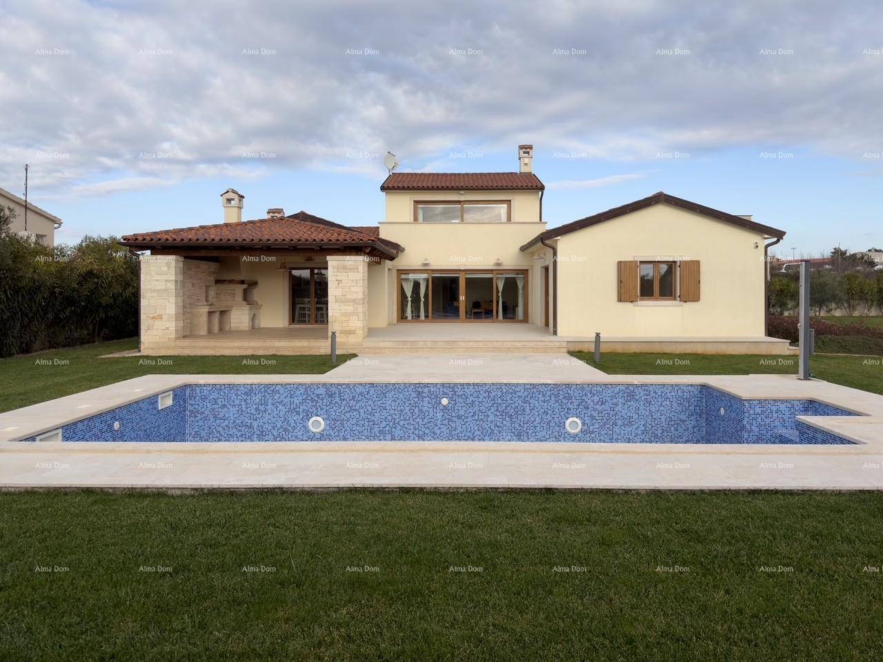 Rückansicht des Hauses mit großem Pool, weitläufigem Rasen und überdachtem Grillbereich.