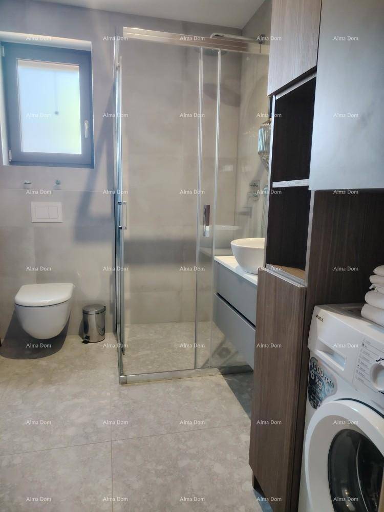 Helles Badezimmer mit begehbarer Dusche, Wand-WC und Waschbecken, inklusive Waschmaschine.