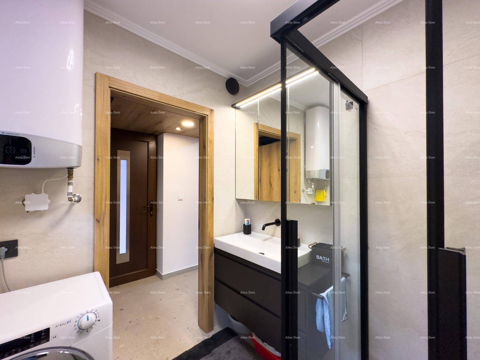 Funktionales Badezimmer mit Dusche, Waschbecken und integrierter Waschmaschine.