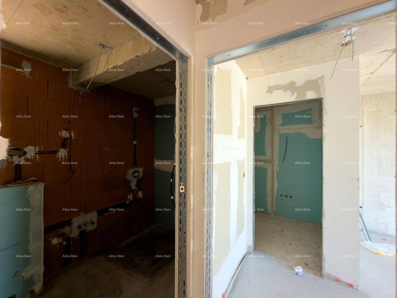 Blick in zwei unfertige Räume mit sichtbaren Installationen, Ziegelwänden und Trockenbauplatten.