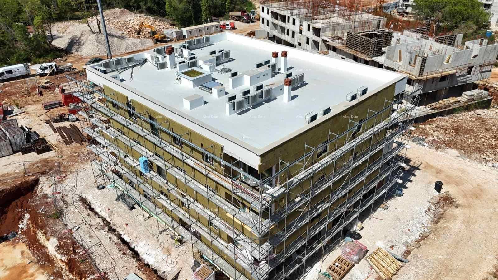 Drohnenansicht eines Neubaus in der Bauphase, umgeben von weiteren Baustellen.