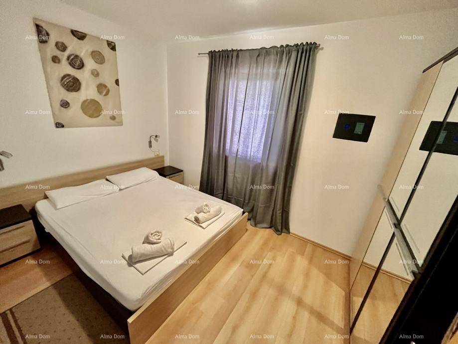 Schlafzimmer mit Doppelbett, Nachttischen und Spiegelschrank, ausgestattet mit Holzboden.