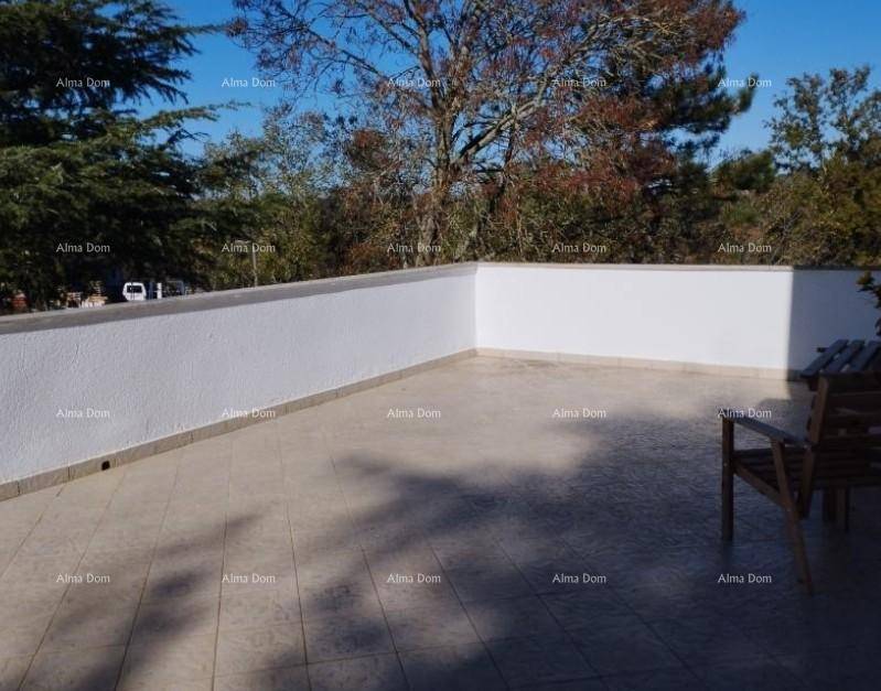 Großzügige Terrasse mit Fliesenboden und niedriger Mauer, ideal für Outdoor-Aktivitäten.