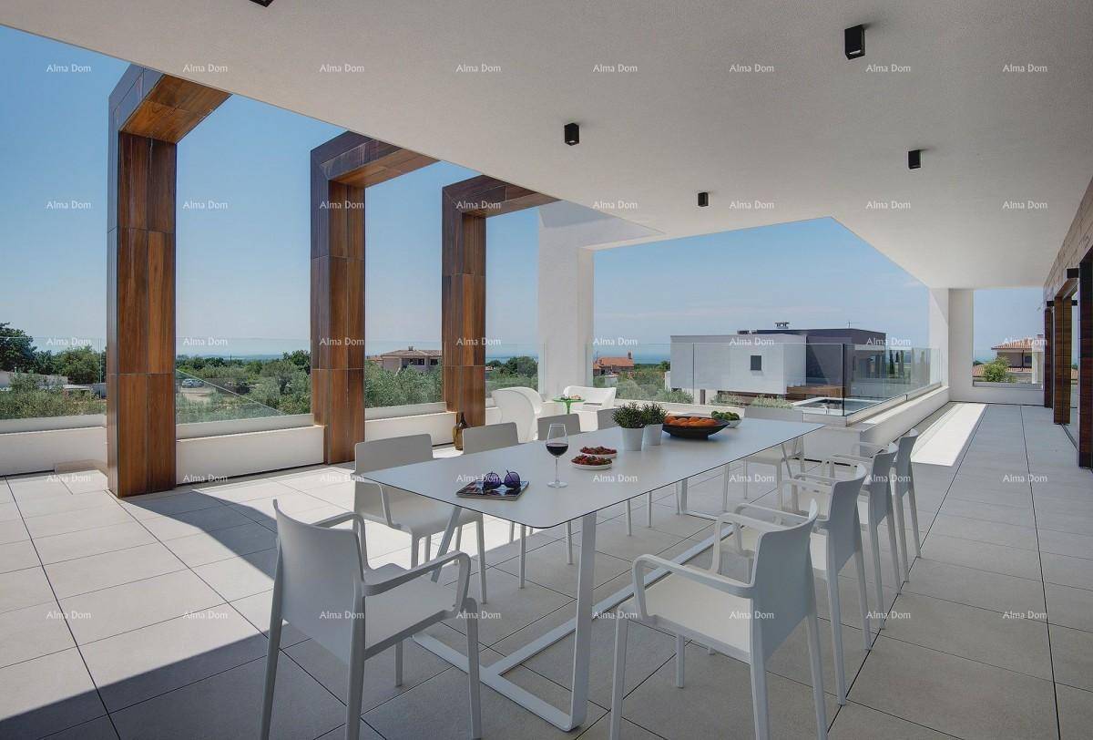 Große Dachterrasse mit Esstisch, Meerblick und modernen Holzelementen.