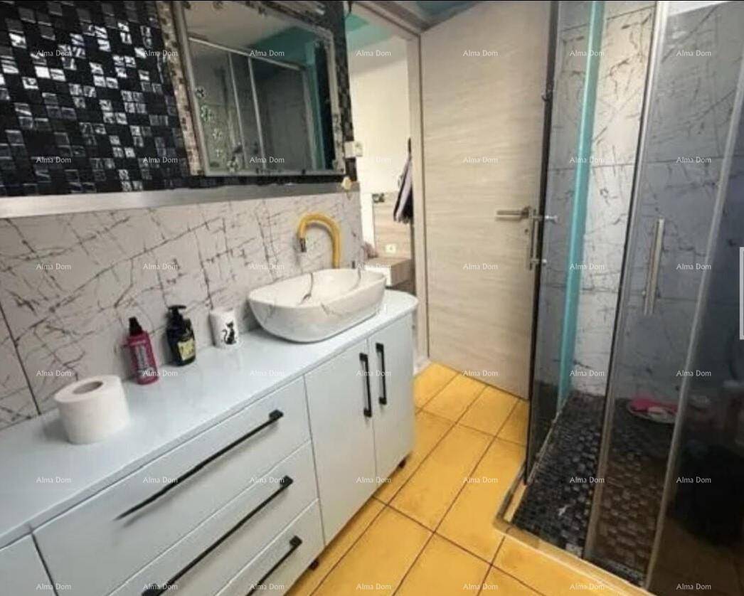 Modernes Badezimmer mit ovalem Waschbecken, Spiegelschrank und Duschkabine, gelbe Fliesen.