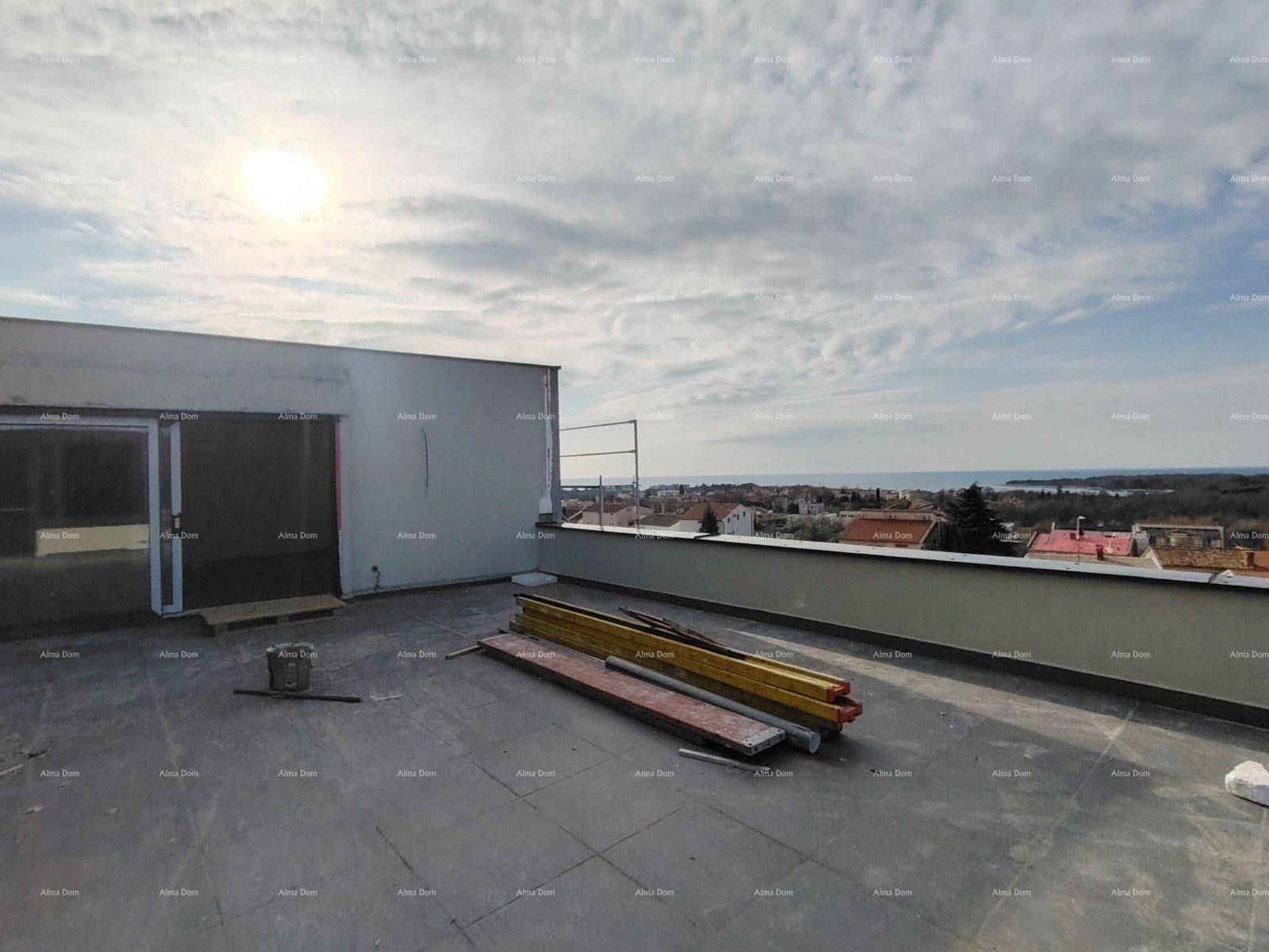 Flachdachbereich eines Neubaus mit Meerblick, noch im Bauzustand.