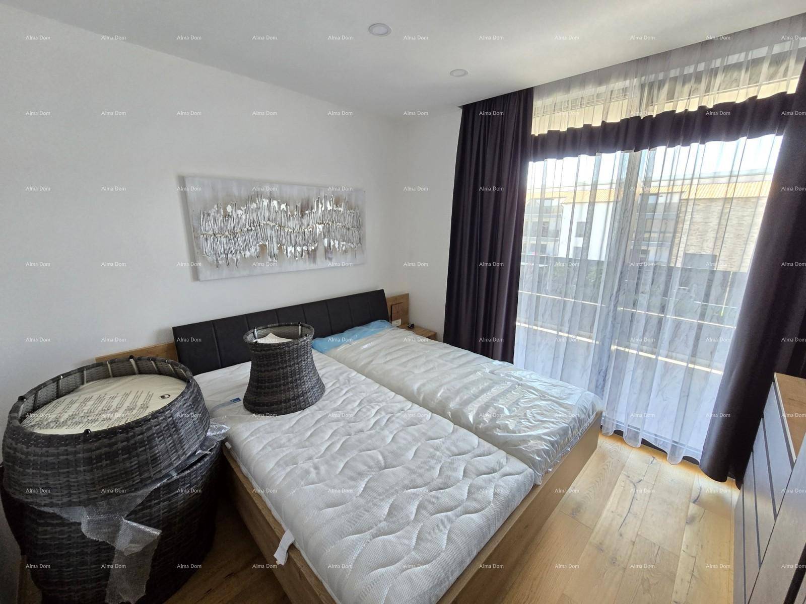 Helles Schlafzimmer mit Holzbett und moderner Kunst an der Wand, einladend gestaltet.