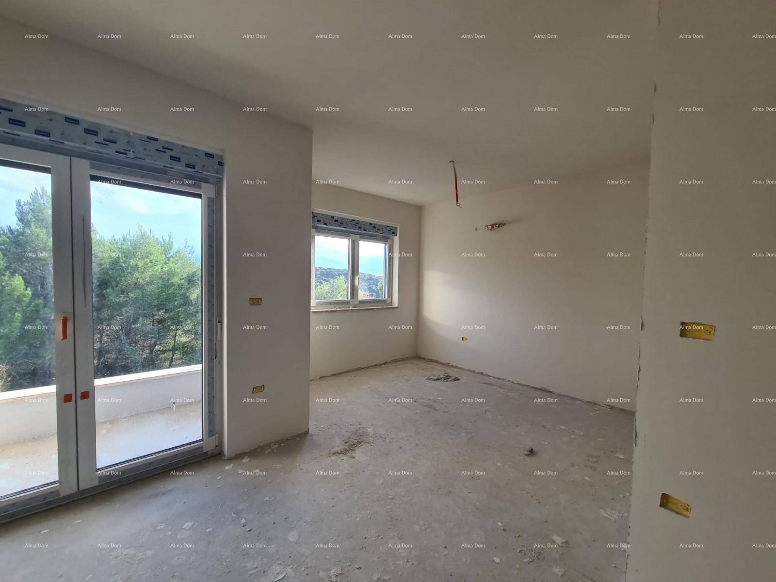 Geräumiger Raum im Rohbau mit großen Fenstern und Zugang zu einem zukünftigen Außenbereich.