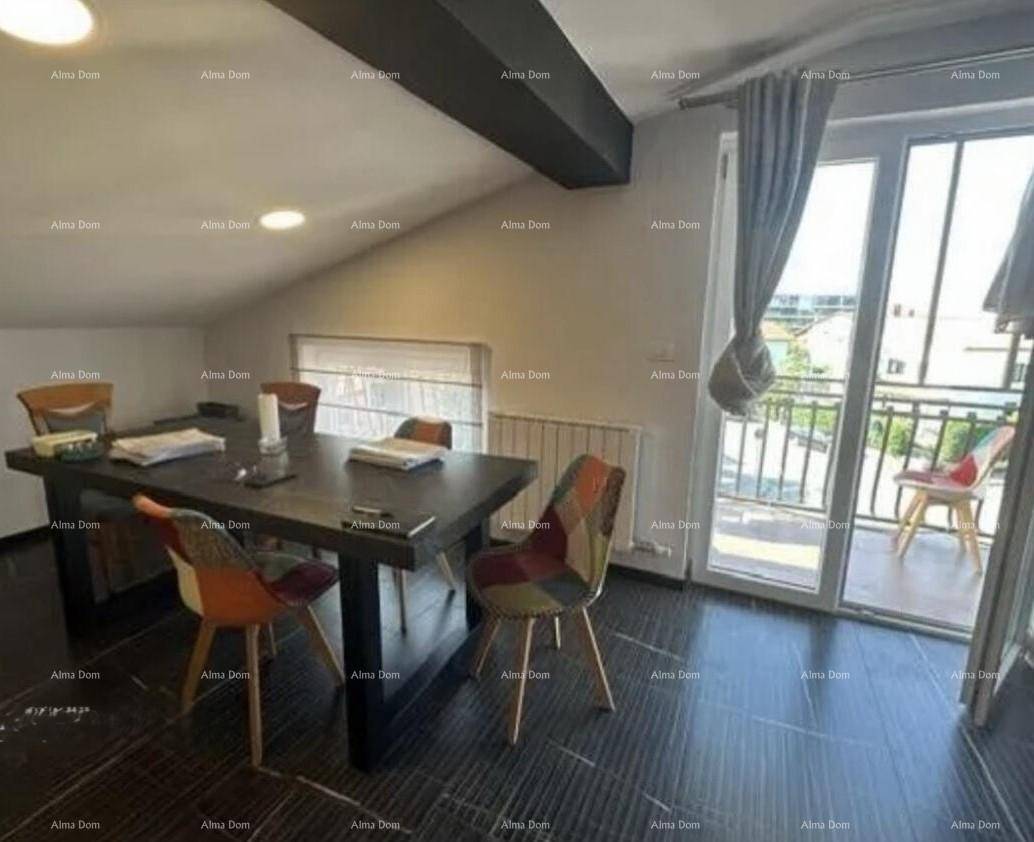 Heller Essbereich mit großem Tisch, bunten Stühlen und Zugang zu einem kleinen Balkon.