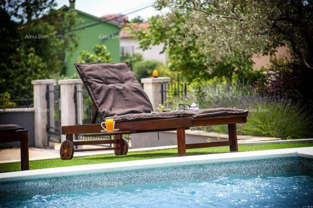 Entspannungsbereich am Pool mit bequemer Sonnenliege und Blick auf die grüne Umgebung.