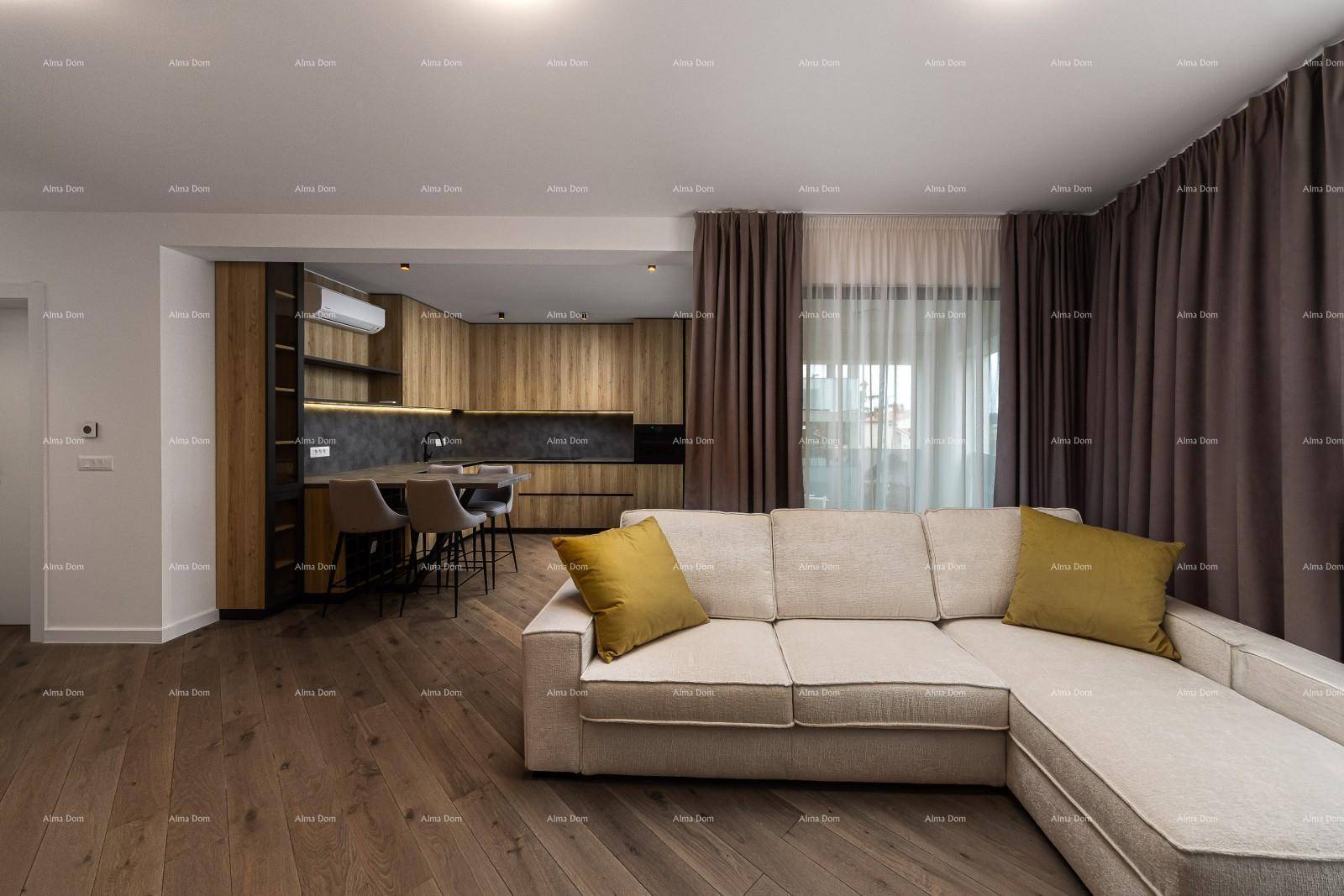 Geräumiger Wohn-Essbereich mit beigem Sofa, Holzboden und offener Küche im Hintergrund.