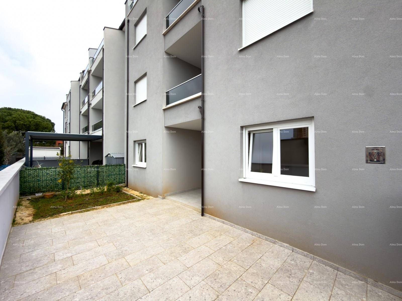Große gepflasterte Terrasse neben dem Gebäude mit Blick auf den Garten.