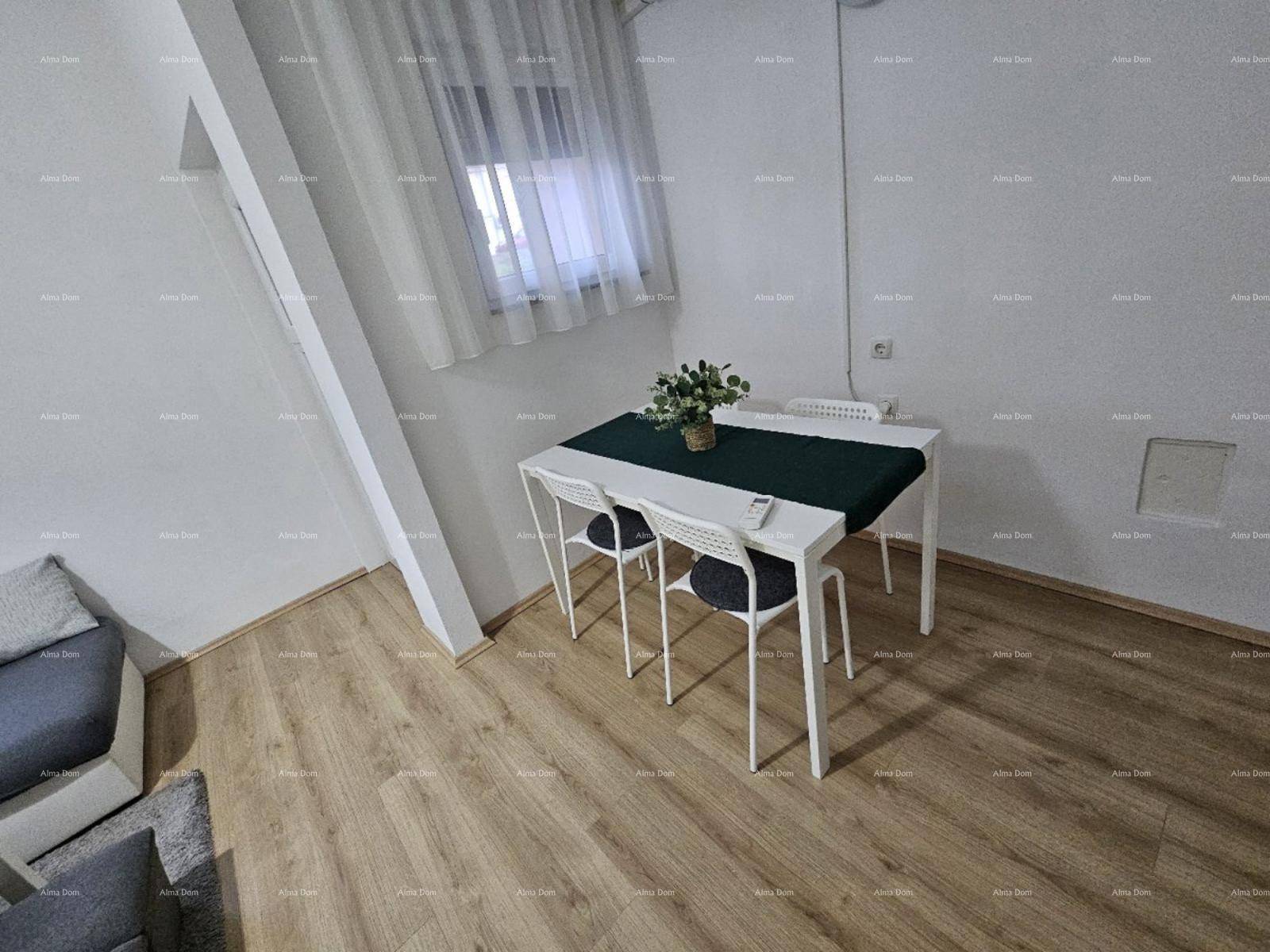 Essbereich mit modernem weißen Tisch und vier Stühlen, ideal für Mahlzeiten.