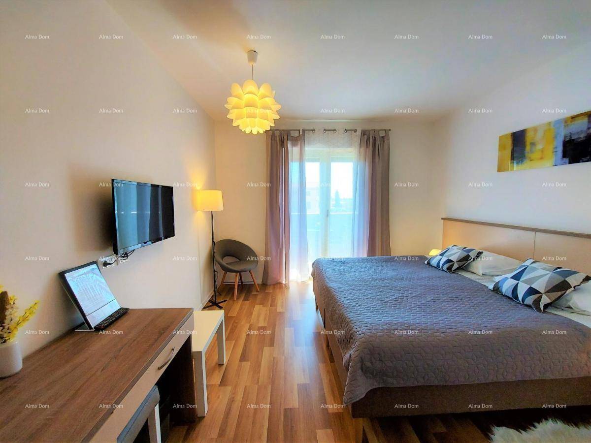 Geräumiges Schlafzimmer mit Holzboden, Doppelbett, Schreibtisch und Blick nach draußen.