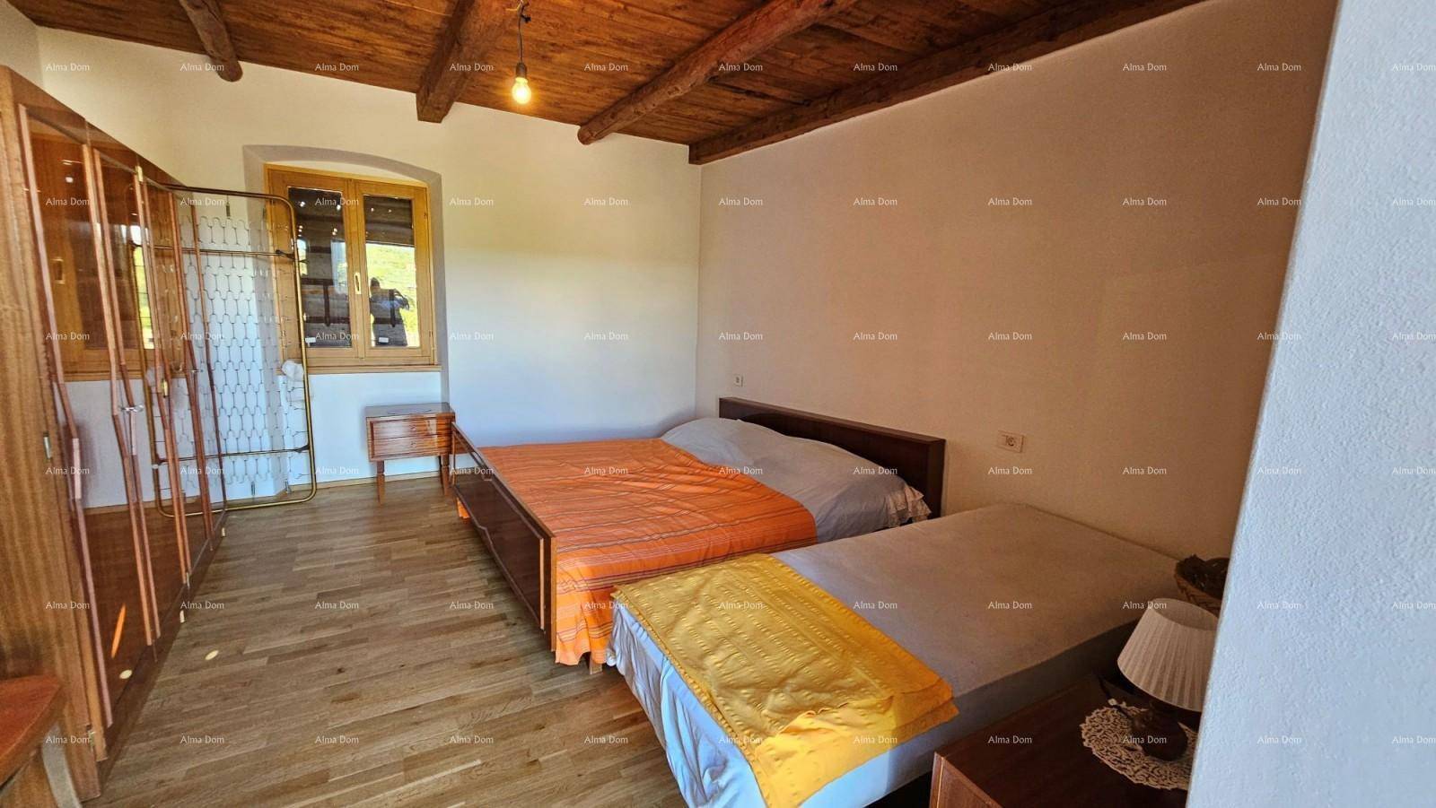 Helles Schlafzimmer mit Holzbalkendecke, Dielenboden und großem Kleiderschrank.