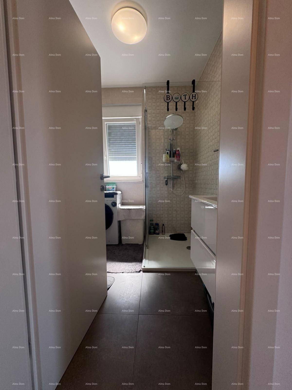 Badezimmer mit Dusche, Waschbecken, Toilette und Waschmaschine, gut beleuchtet.