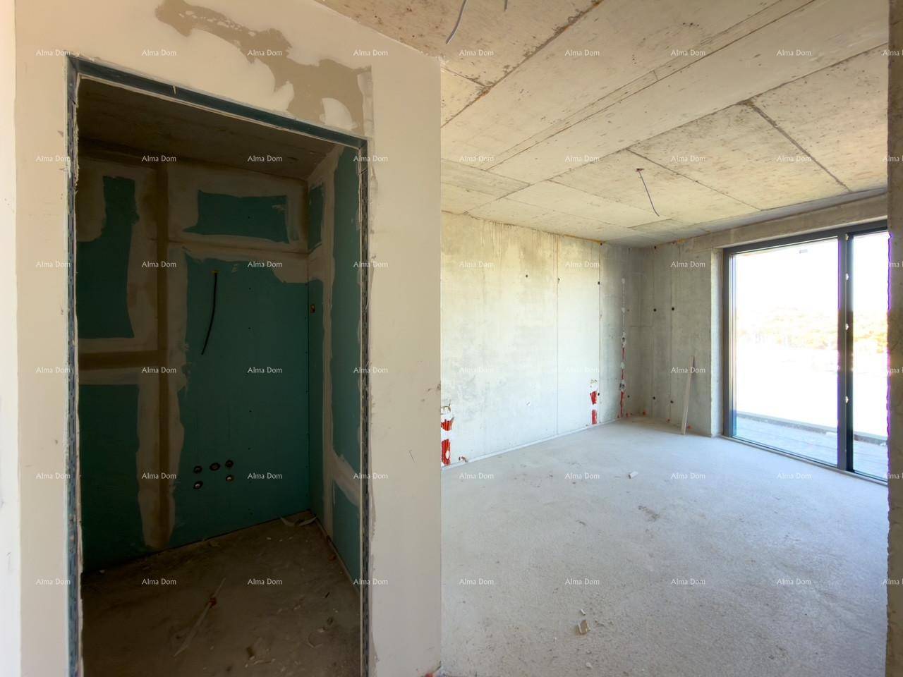 Unfertiger Raum mit Betonwänden, einem Durchgang und Blick auf den Yachthafen durch eine große Tür.