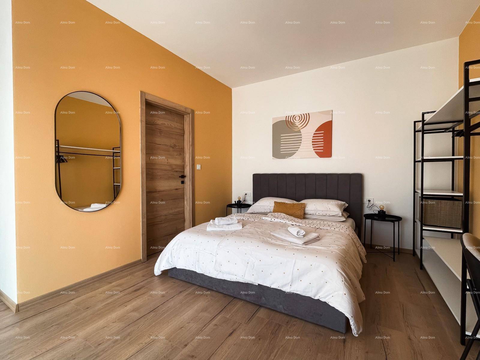 Modernes Schlafzimmer mit Doppelbett, gelber Akzentwand und hellem Holzboden.