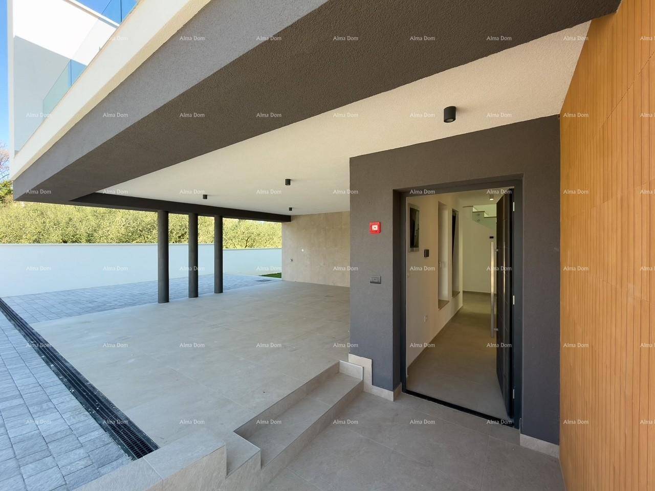 Überdachter Eingangsbereich und Carport mit modernen Fliesen und Zugang zum Haus.