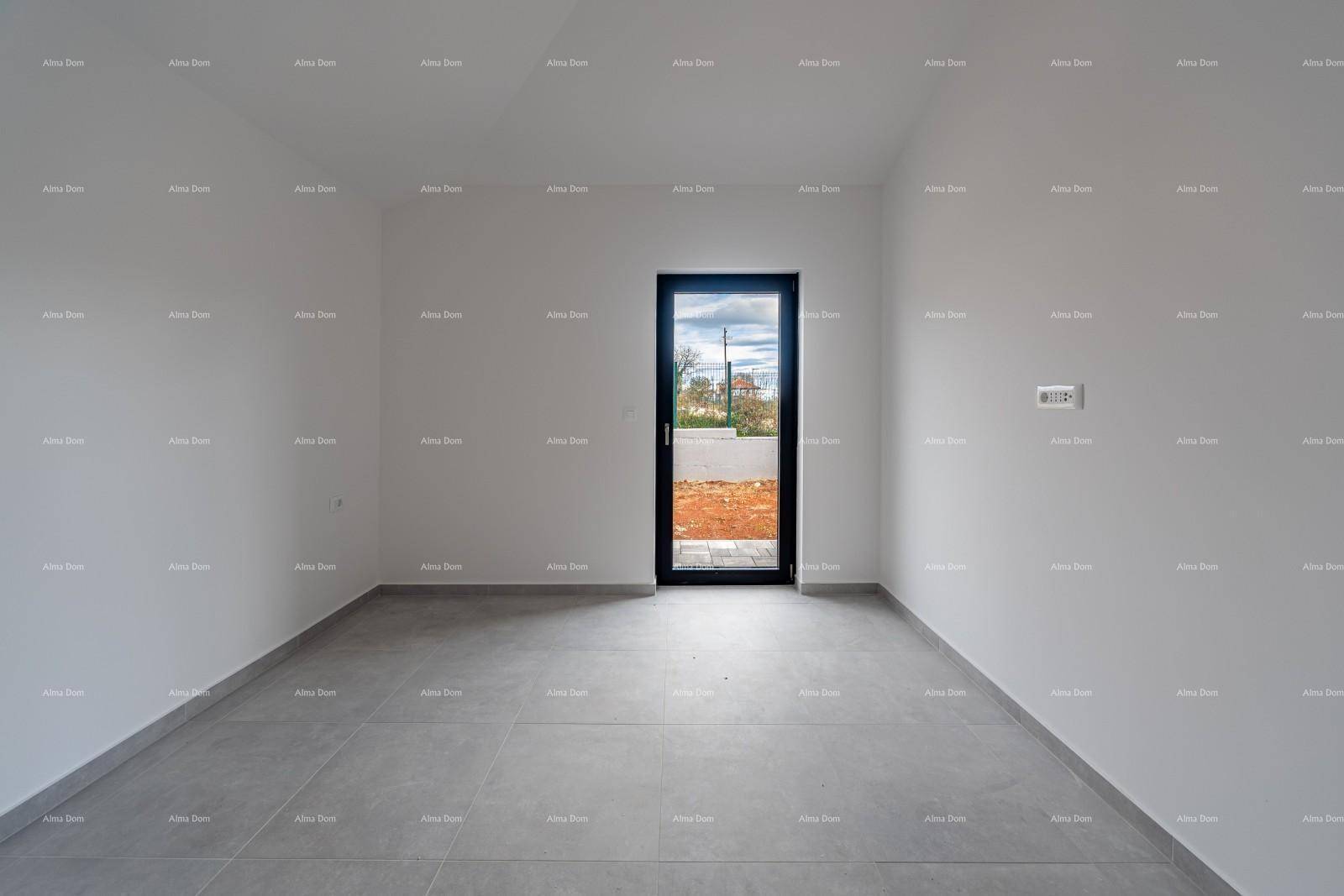 Helles Zimmer im Neubau mit Zugang zum Außenbereich und grauen Fliesen.