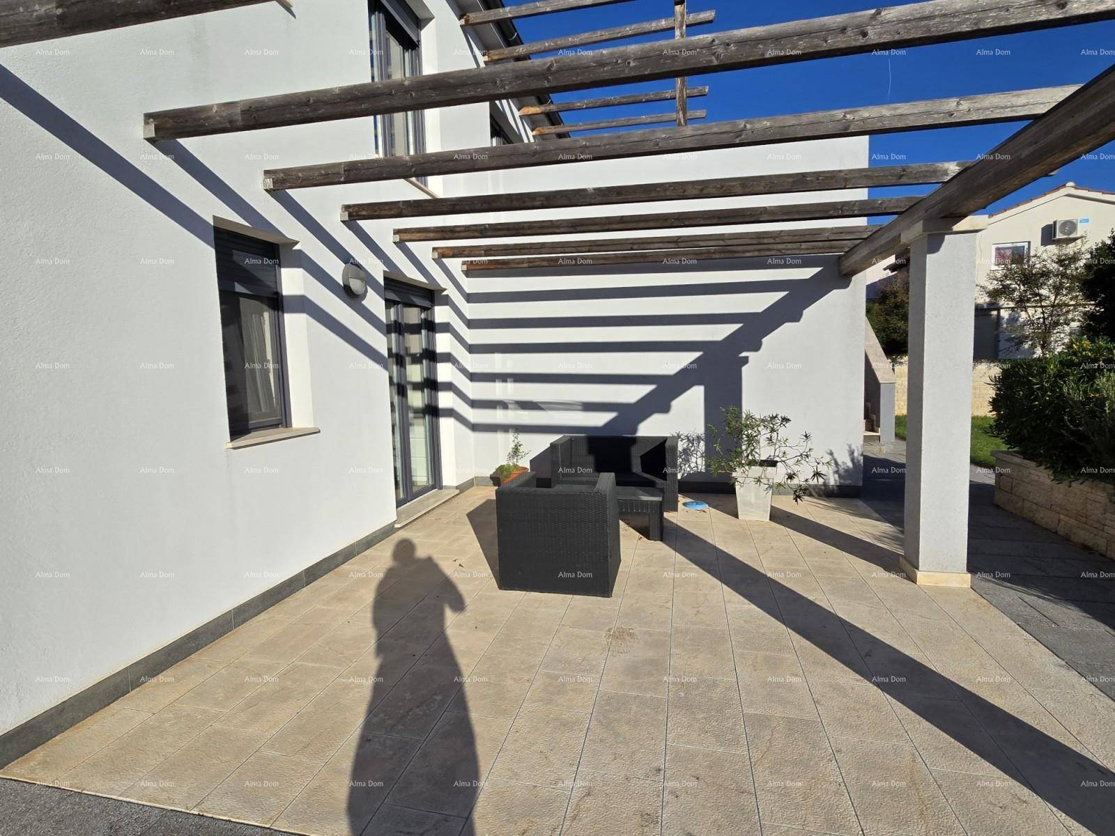 Ebenerdige Terrasse mit Pergola und Sitzgelegenheit, ideal für entspannte Stunden.