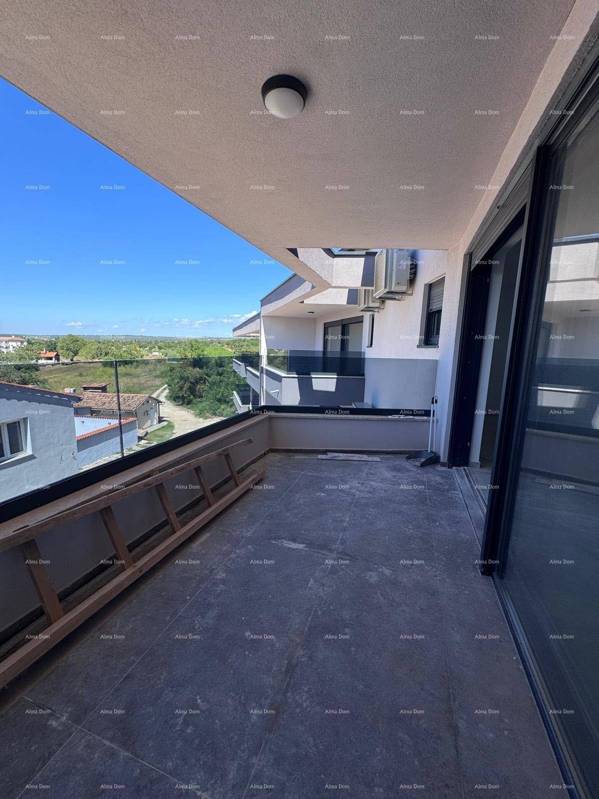 Geräumiger Balkon mit dunklen Fliesen, Glasgeländer und weitem Blick über die Umgebung.