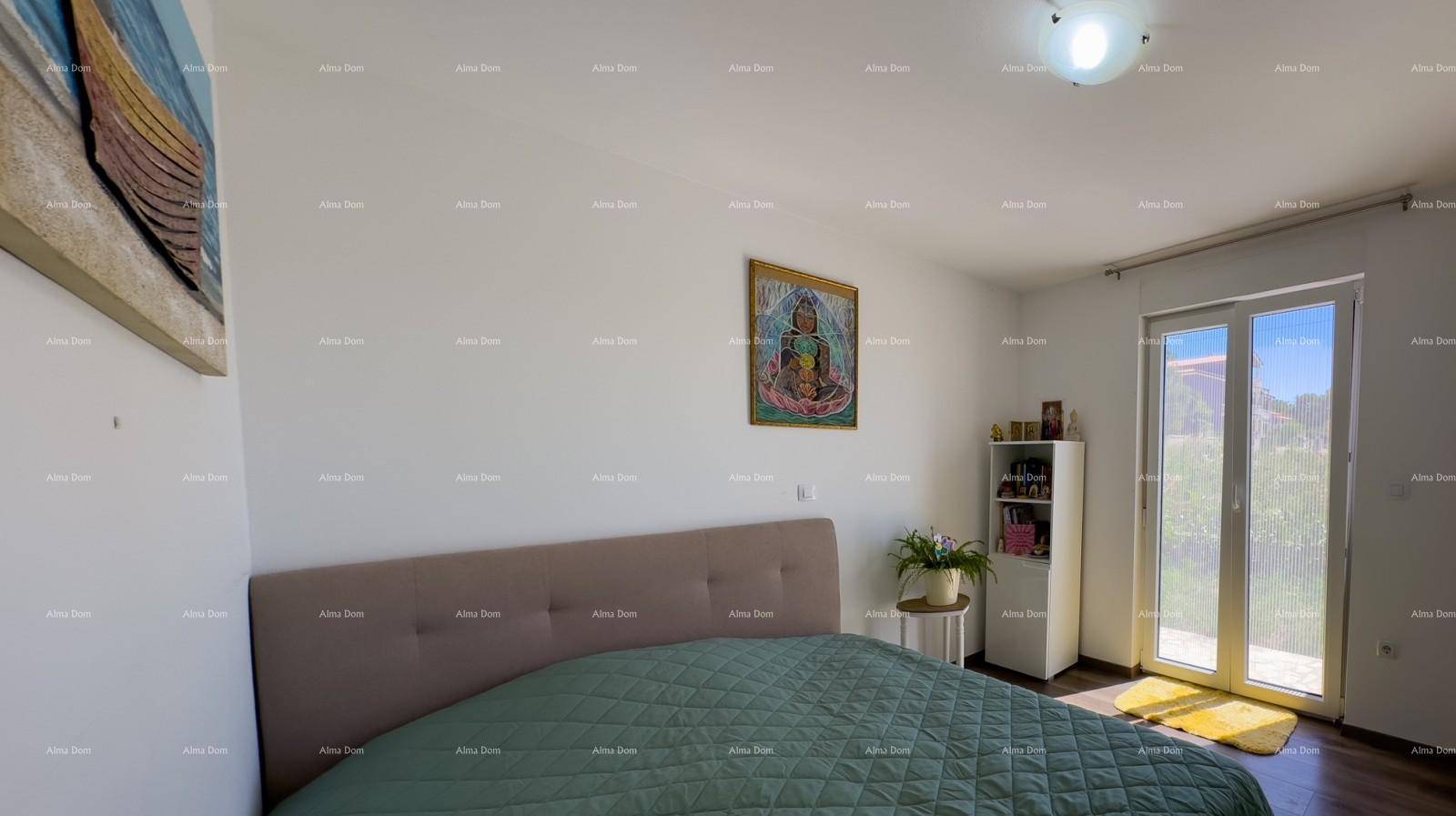 Schlafzimmer mit Doppelbett und Zugang zu einem Außenbereich, hell und freundlich.