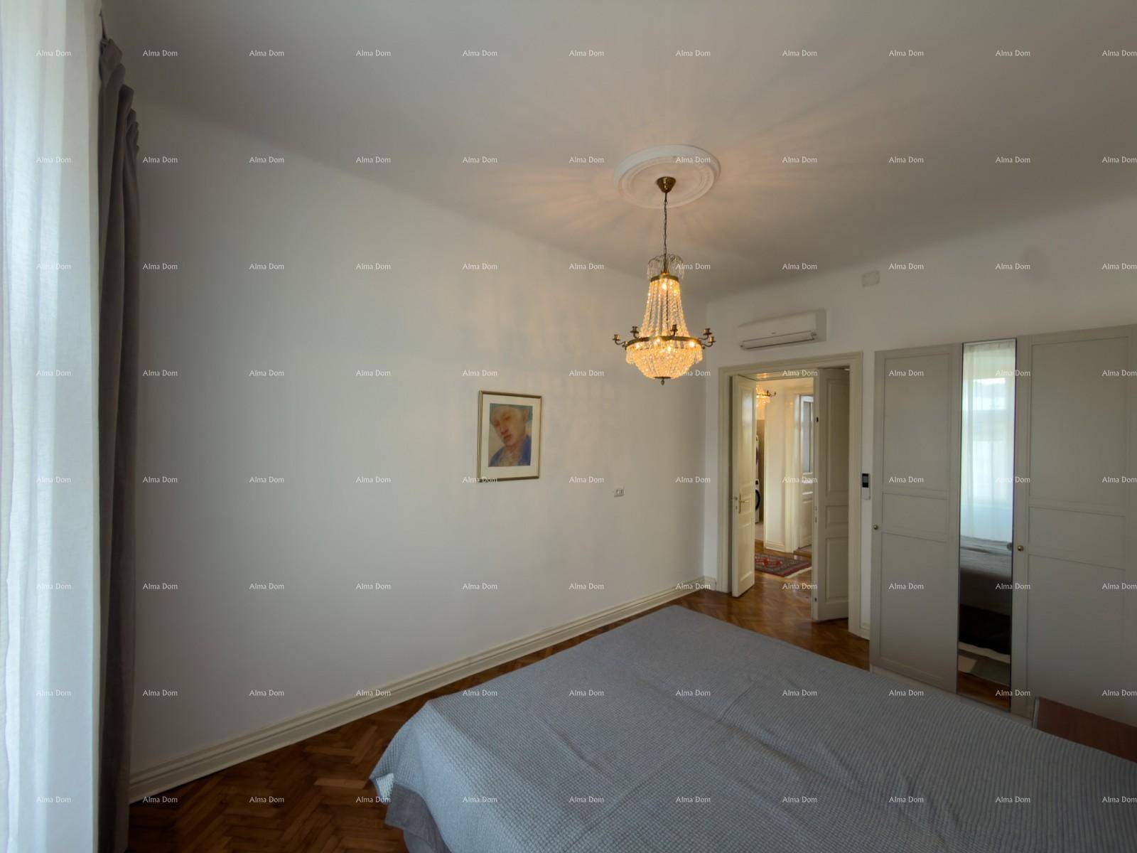 Geräumiges Schlafzimmer mit Doppelbett, Klimaanlage und einem Bild an der hellen Wand.