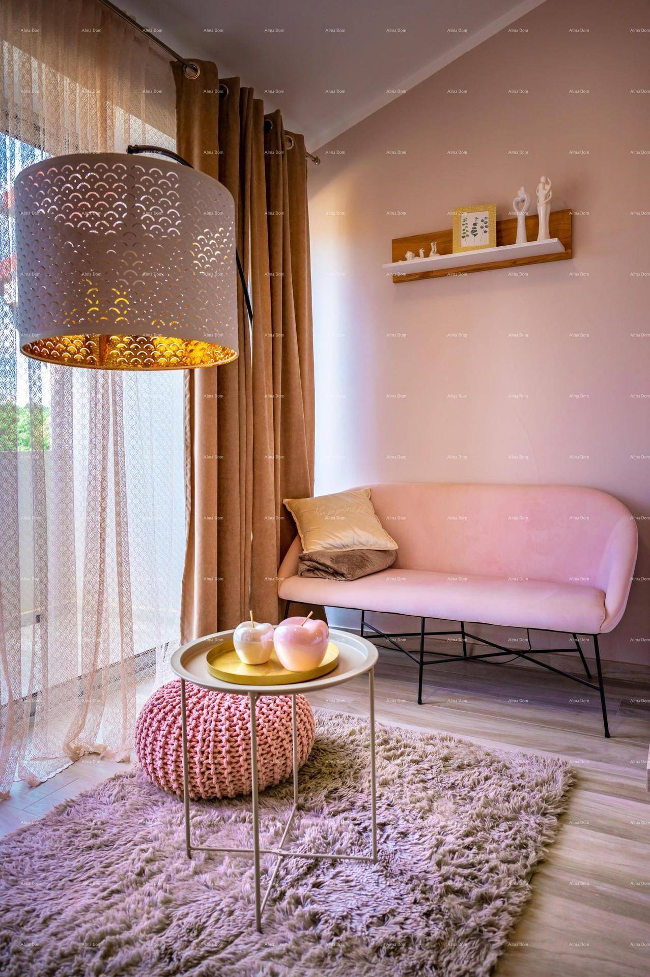 Gemütliche Sitzecke in einem hellen Schlafzimmer mit rosa Sofa und dekorativer Stehlampe.