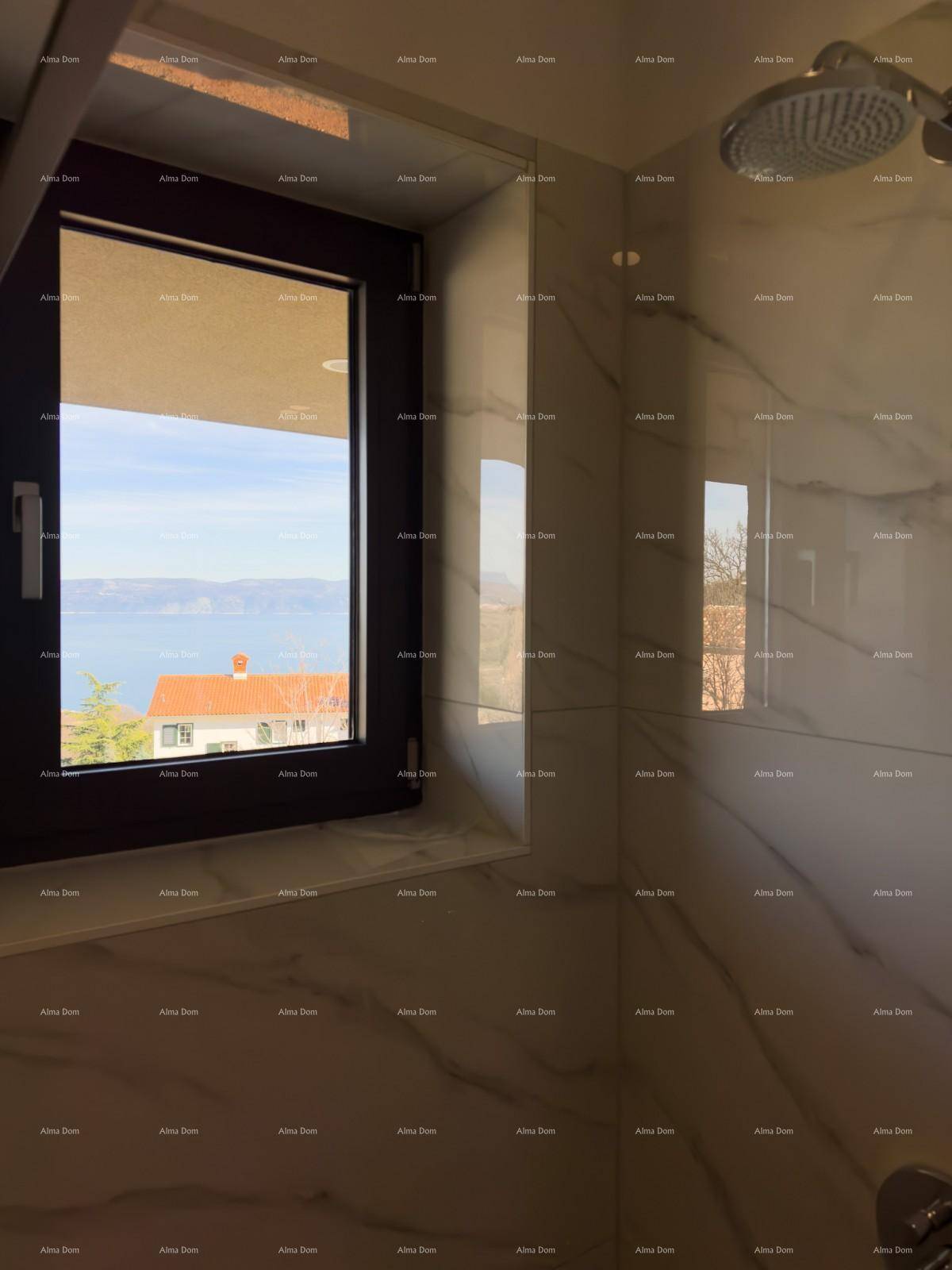 Duschbereich mit Fenster und Meerblick, umgeben von eleganten Marmorfliesen.