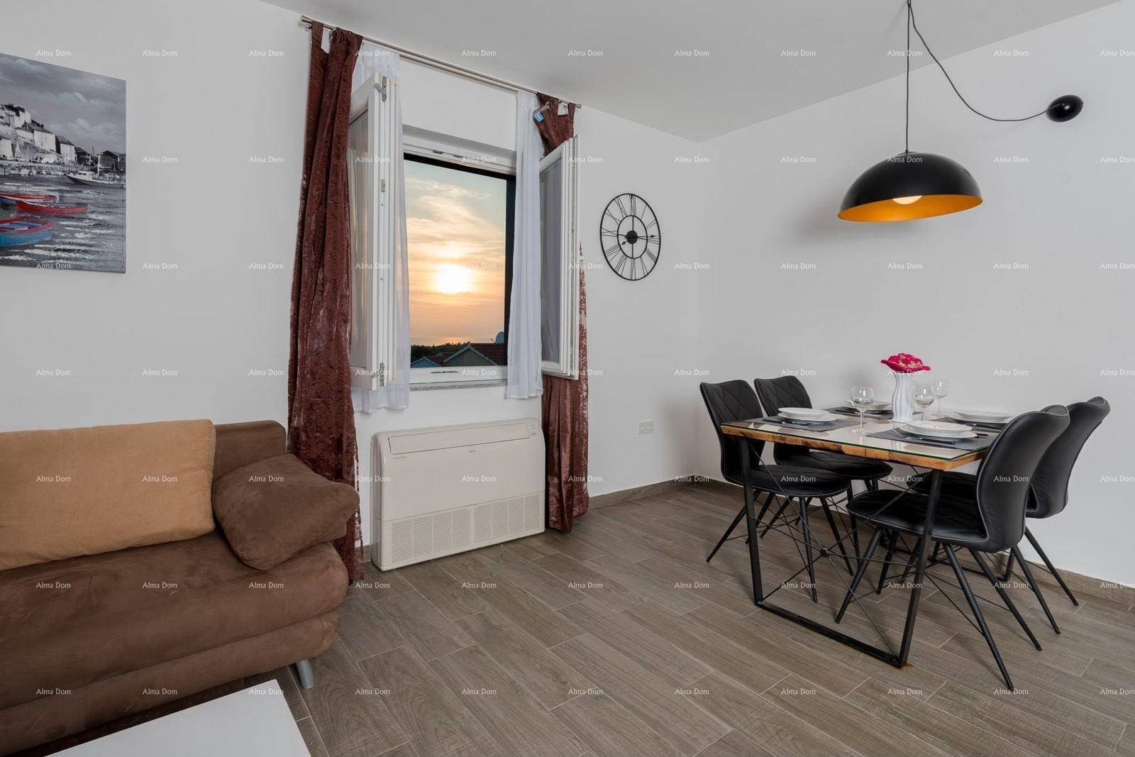 Gemütlicher Essbereich im Wohnzimmer mit Blick aus dem Fenster auf den Sonnenuntergang.
