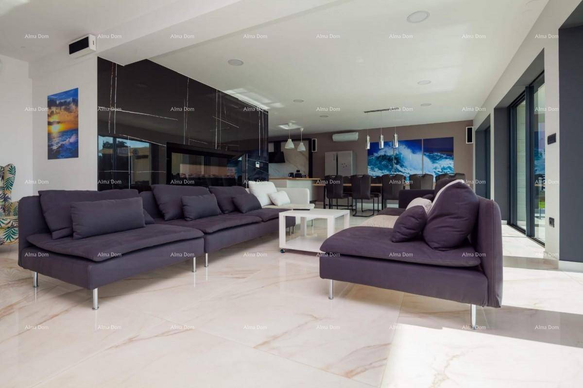 Großzügiges Wohnzimmer mit bequemen Sofas, modernen Fliesen und offener Verbindung zum Essbereich.