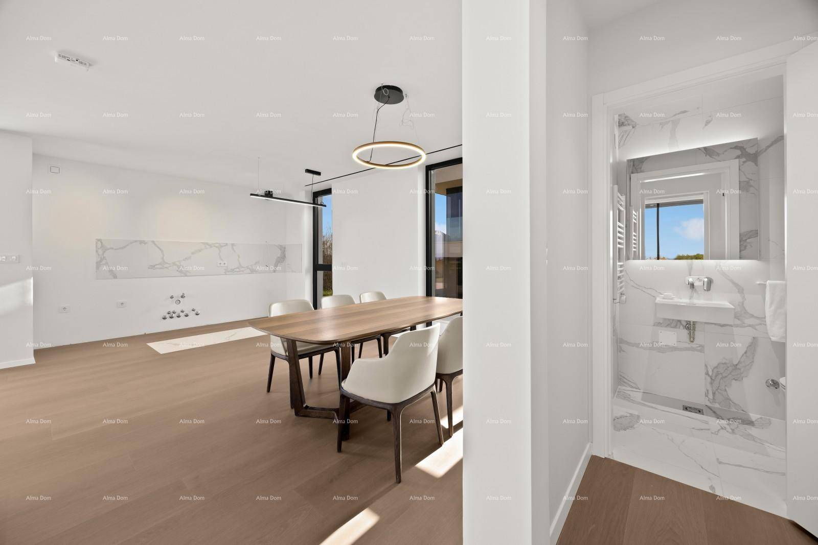 Moderner Essbereich mit Holztisch und Blick auf den Eingang zum eleganten Badezimmer.