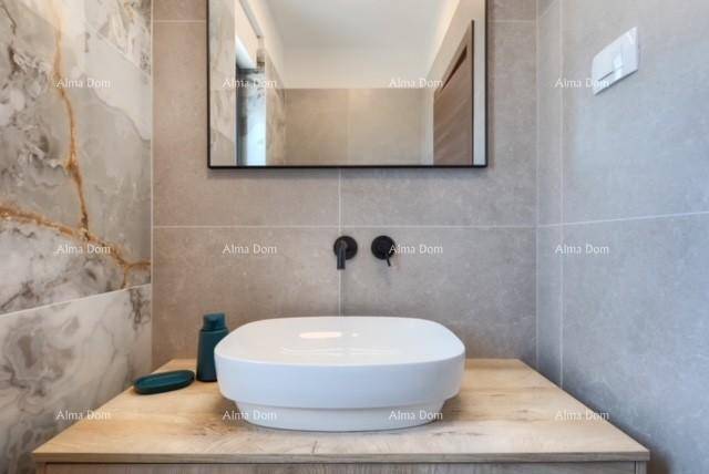 Modernes Gäste-WC mit Aufsatzwaschbecken, Spiegel und eleganten Fliesen an den Wänden.