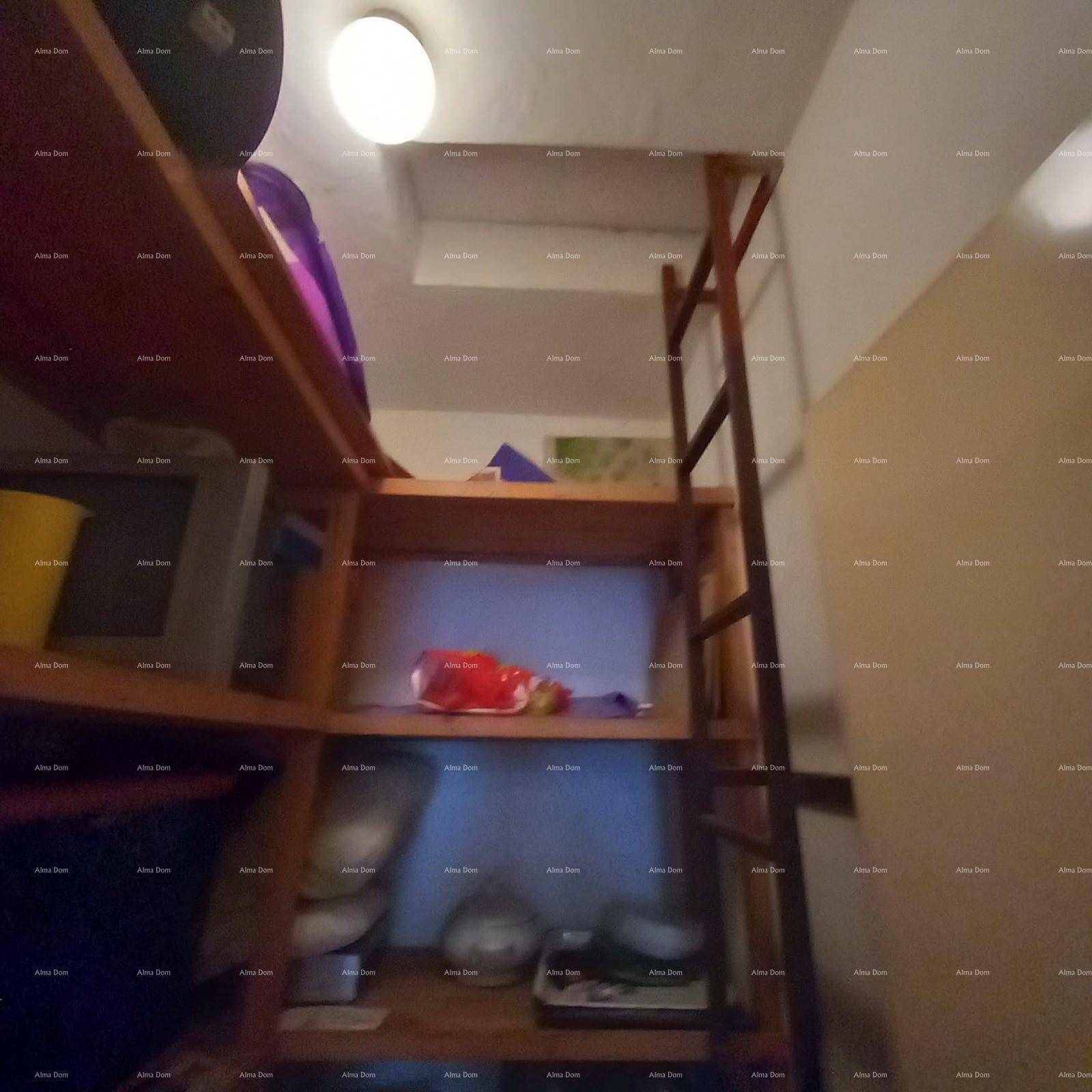 Dachbodenbereich mit Holzregalen und Leiter, der als zusätzlicher Stauraum genutzt werden kann.