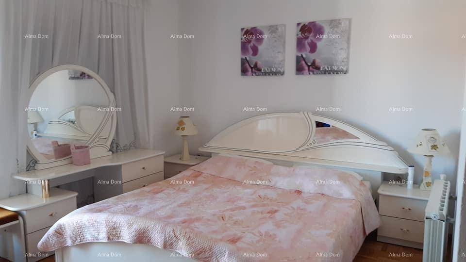 Helles Schlafzimmer mit weißem Doppelbett, passenden Nachttischen und einem eleganten Schminktisch.