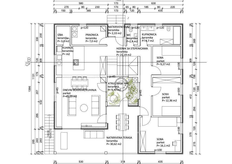 Grundriss des Erdgeschosses mit Wohnbereich, Küche, Schlafzimmern und Terrasse, inklusive Maßen.