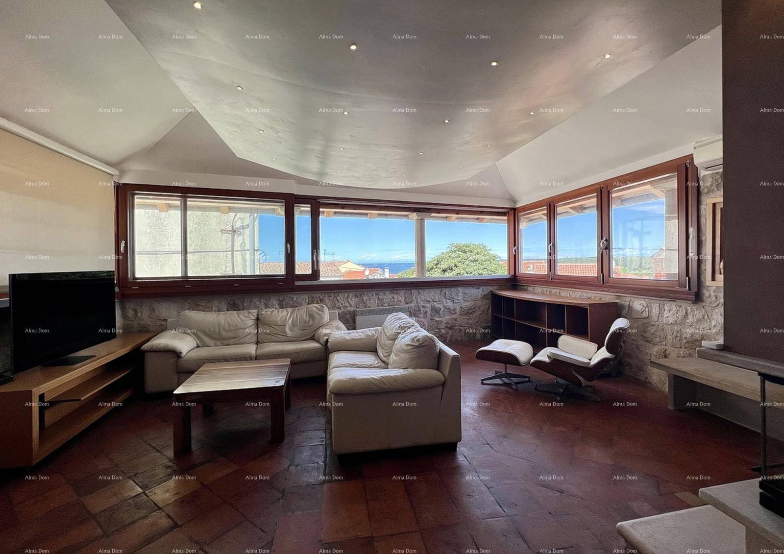 Geräumiges Wohnzimmer mit bequemen Sofas, Meerblick und rustikalen Steinwänden.