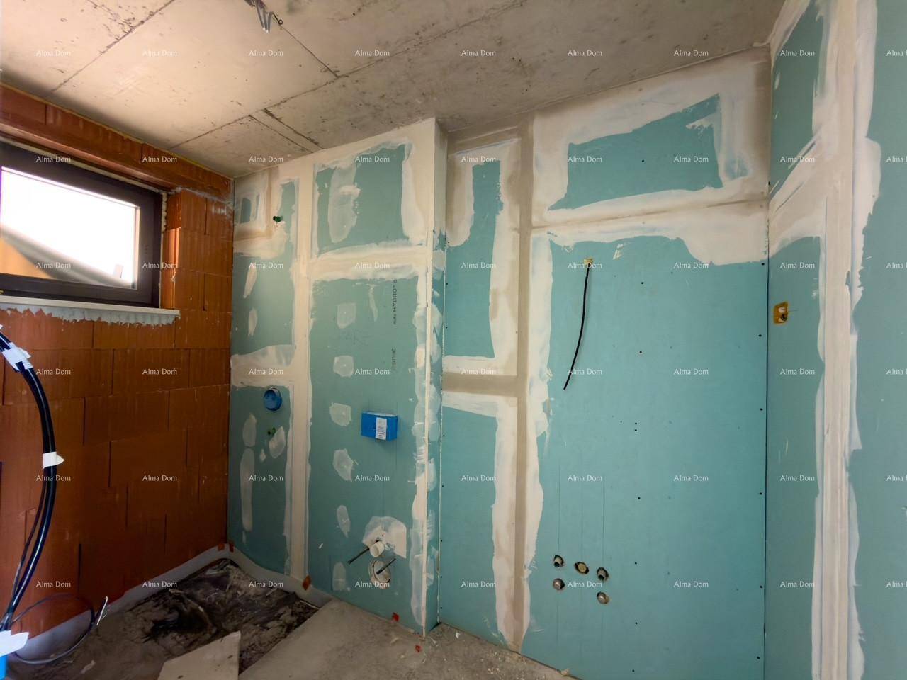 Unfertiges Badezimmer mit sichtbaren Ziegelwänden, Trockenbauplatten und vorbereiteten Sanitäranschlüssen.