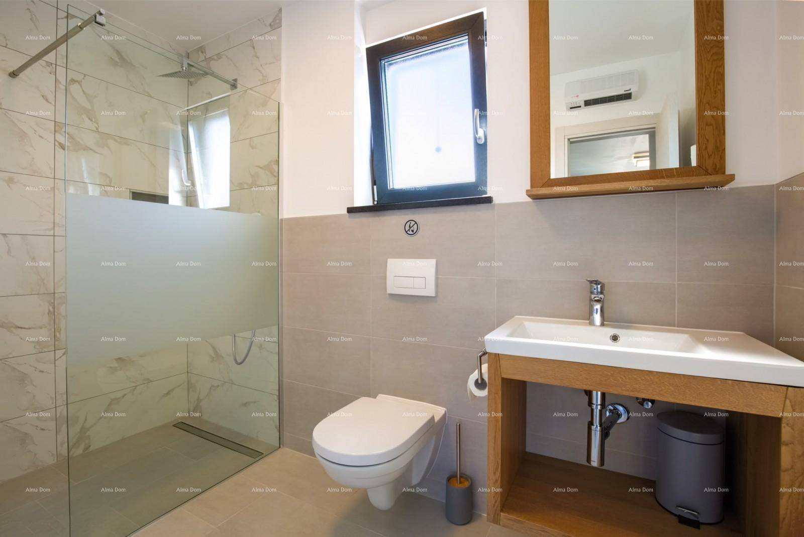 Helles Badezimmer mit ebenerdiger Dusche, wandhängender Toilette und Holzwaschtisch.