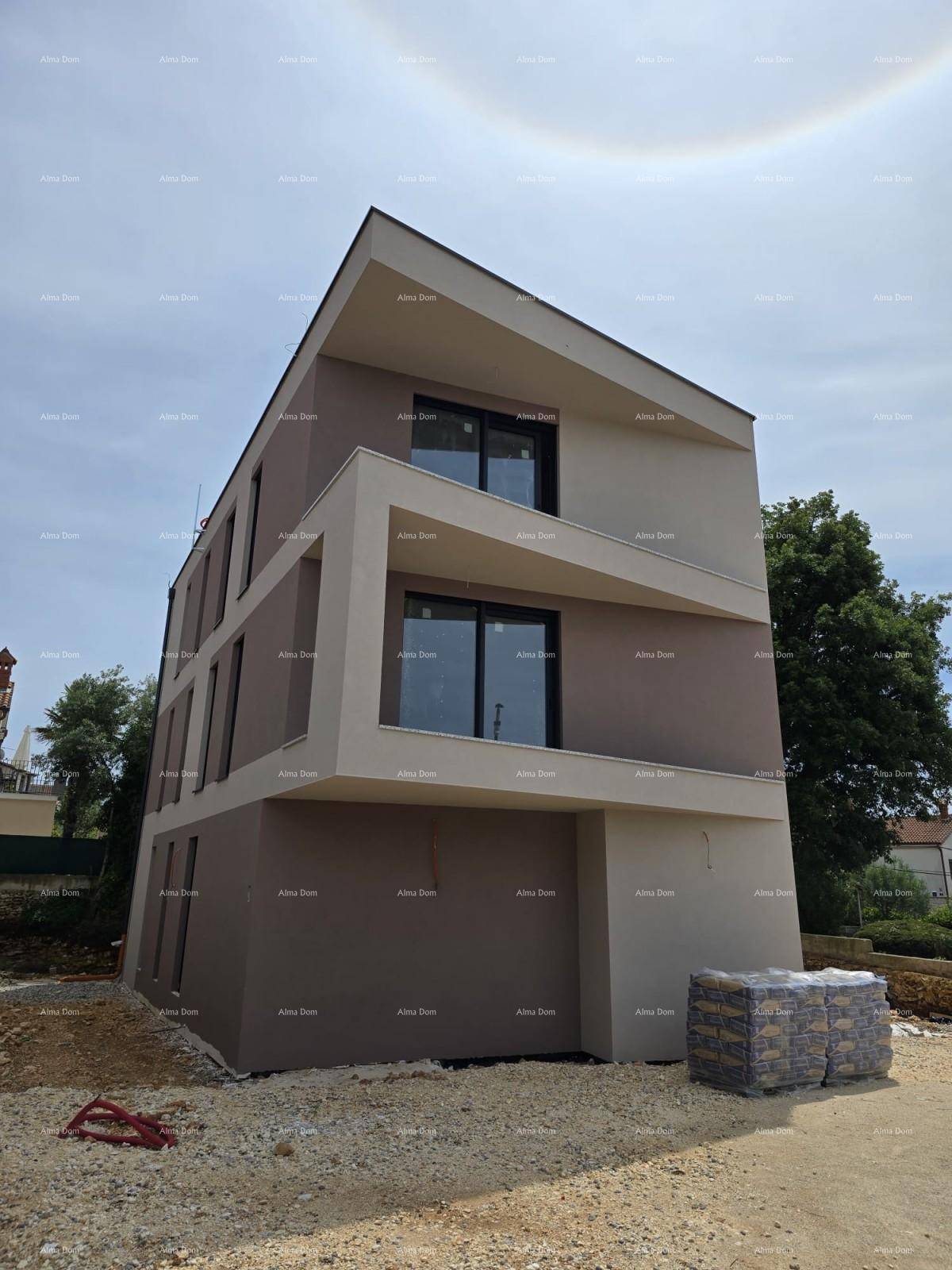 Modernes Mehrfamilienhaus im Bau mit klarer Architektur, hellen Fassadenfarben und Flachdach.