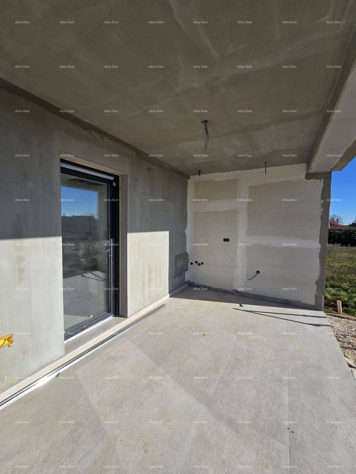 Teilweise fertiggestellte Terrasse mit Fliesenboden und vorbereiteten Anschlüssen für eine Außenküche.