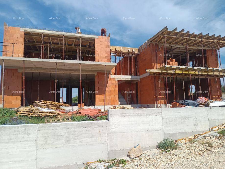 Fortschritt des Rohbaus mit Ziegelmauerwerk und Holzschalungen für die Deckenkonstruktion.
