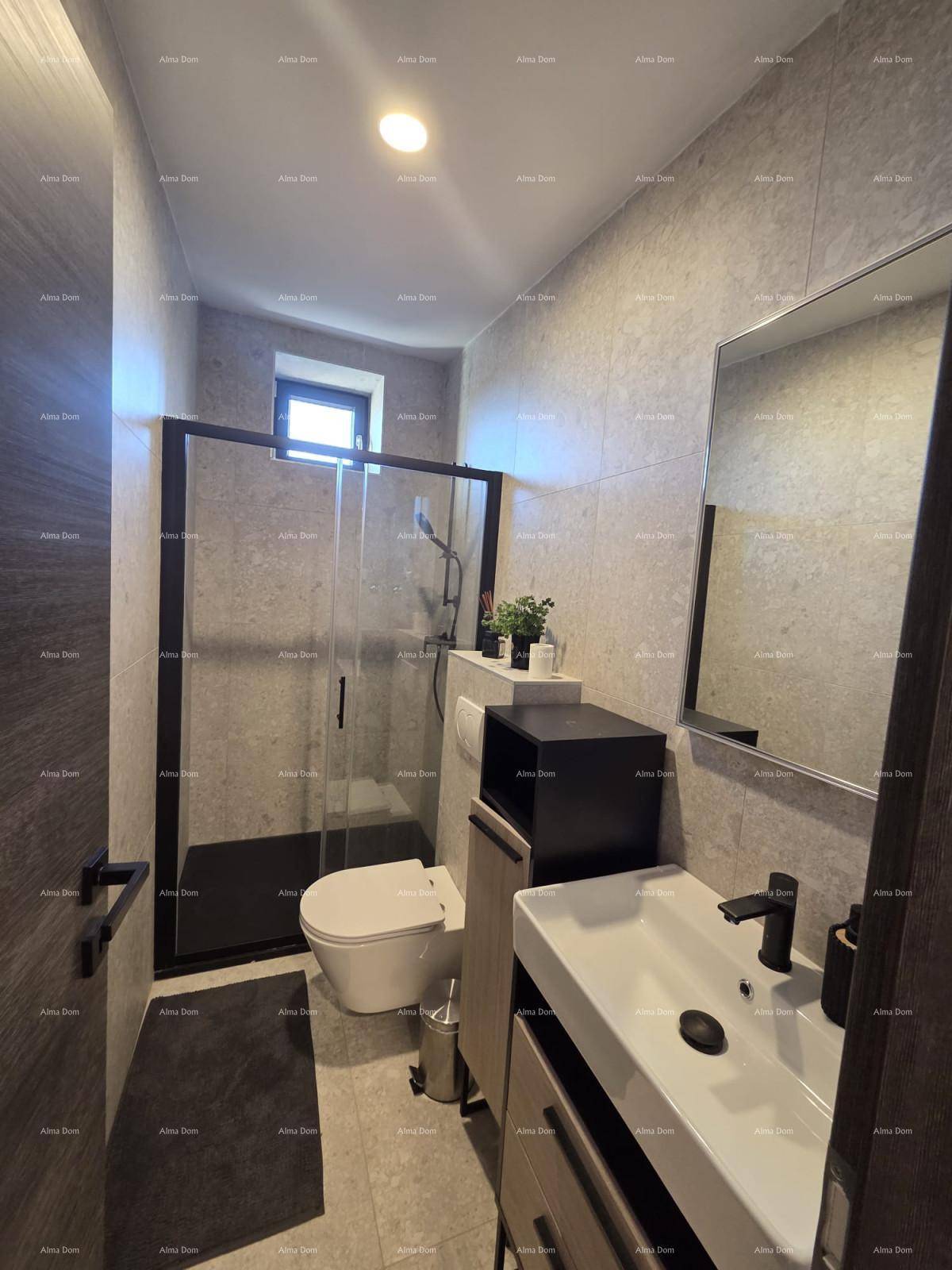 Modernes Badezimmer mit grauen Fliesen, ebenerdiger Dusche, wandhängendem WC und Fenster.