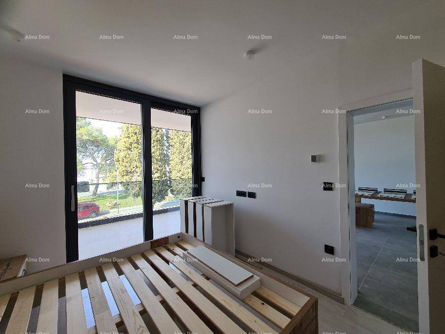 Schlafzimmer mit Holzbettrahmen, großen Fenstern und direktem Zugang zum Balkon.